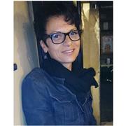 Professeur d,enseignement artistique, expérimentée, propose des cours ou ateliers aupres de publics de tous âges ( de 6 ans à 
100ans) de debutants à confirmes pour loisirs ou pour creer un dossier d,entrée en Ecoles d,art, ou echanges et partage d,exper